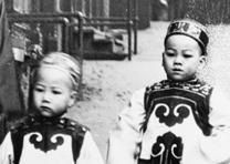 Family from the consulate in Chinatown, San Francisco, California, ca. 1900. (Library of Congress Prints and Photographs Division) Family in Chinatown, San Francisco, CA. (LC-G4085- 0192 <P&P>)