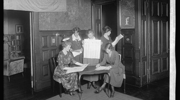 Suffragists voting (Library of Congress)
