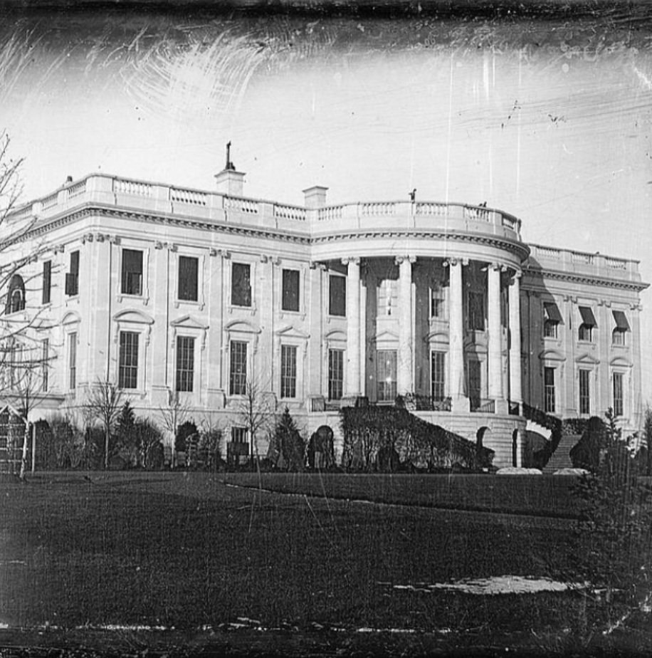 Black and white photo of the White House