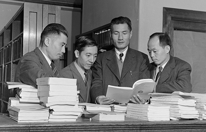 Chinese technical experts (social welfare) in the University of Maryland library where they are taking a training coursegiven by UNRRA (United Nations Relief and Rehabilitation Administration). From left: Pei-chien Sun, Chi Kuo, Rao-kuCheng, and Chung-chang. Photograph by Risdon Tillery, Office of War Information, October 1944 (Library of Congress)